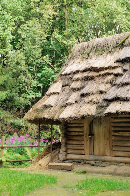 Altes Haus mit Stroh bedeckt