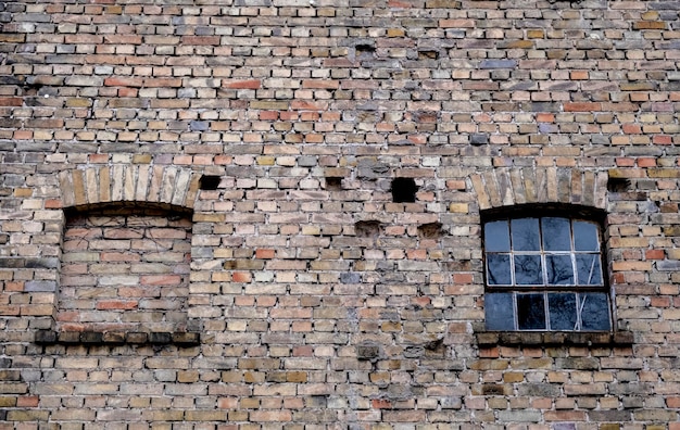 altes Haus Steinmauer, mit Fensterläden in hellem Holz, Panoramabanne