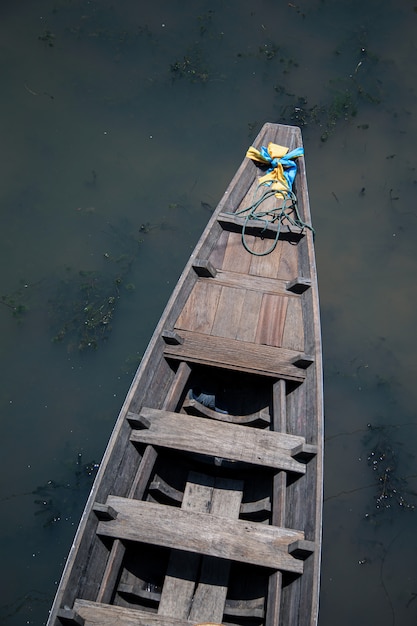 Altes hölzernes Boot im Kanal