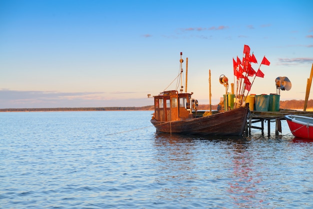 Altes hölzernes fishermens Boot auf Insel Rugen, Norddeutschland