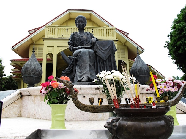 Altes hölzernes Gebäude und antike hölzerne Architektur von Dara Phirom Palace Museum mit Dara Rasmi-Prinzessinstatue für Reisende der thailändischen Leute reisen Besuch am 7. Oktober 2012 in Chiang Mai Thailand