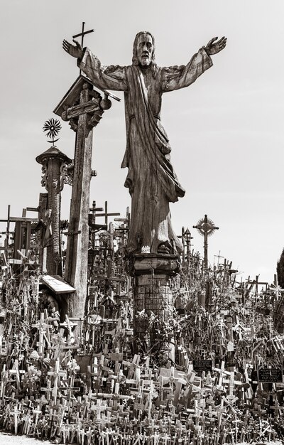 Altes hölzernes Kruzifix Christi auf dem Hügel der Kreuze in Siauliai, Litauen. Der Berg der Kreuze ist ein einzigartiges Denkmal der Geschichte und der religiösen Volkskunst