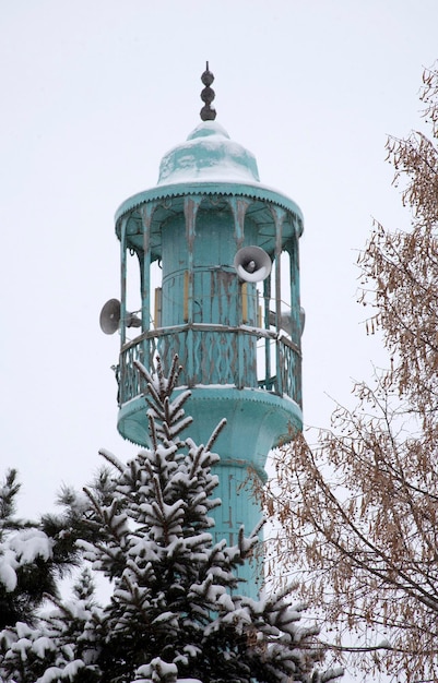 Altes hölzernes Minarett am Wintertag