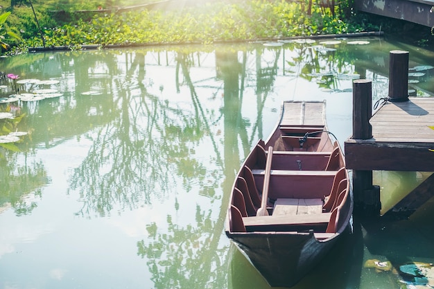 Altes hölzernes Paddelboot parkte in einem ruhigen Hafen.