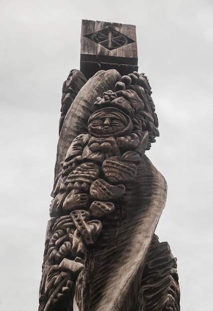 Altes hölzernes Totem im Schloss in den Karpaten Ukraine