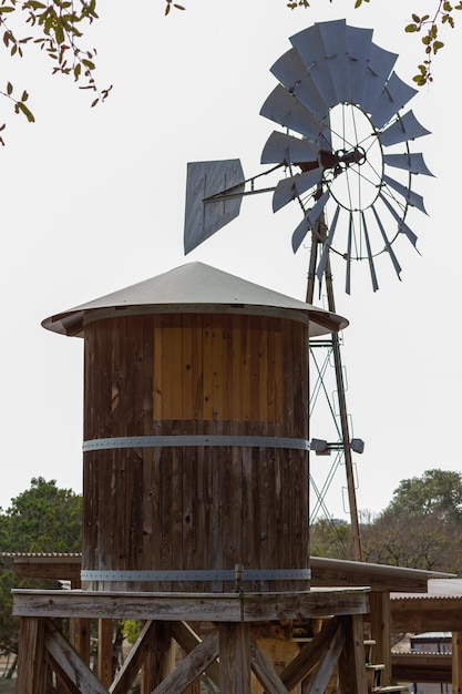 Foto altes hölzernes wasserreservoir des alten westens mit einer alten windmühle