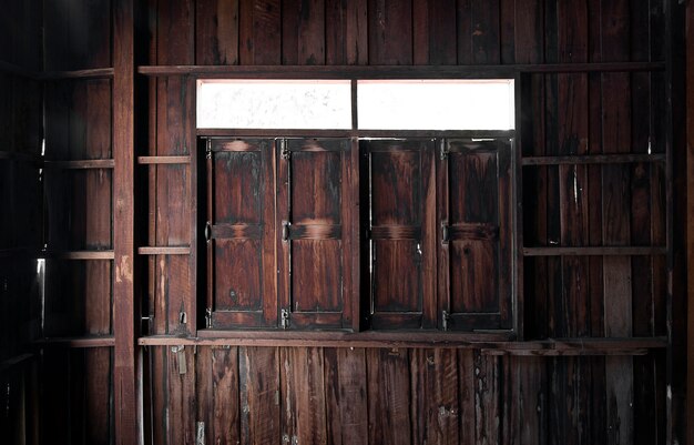 altes Holz Zimmer Interieur und Fenster