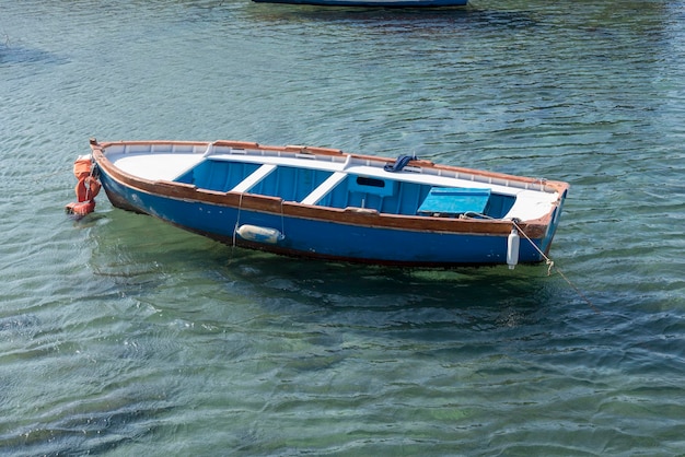 Altes Holzboot am Pier im klaren Wasser