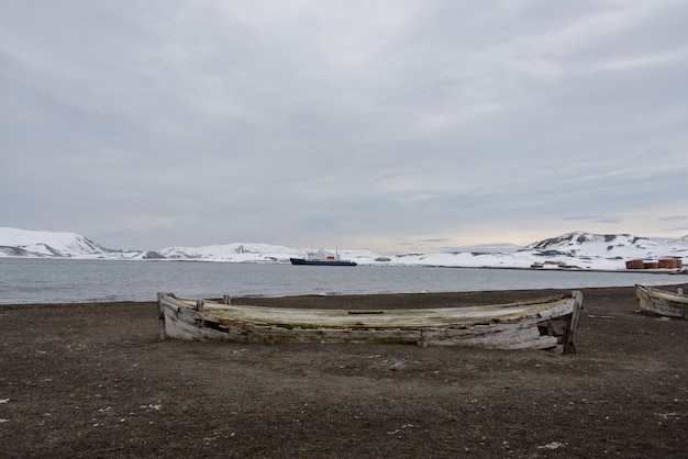 Altes Holzboot am Strand