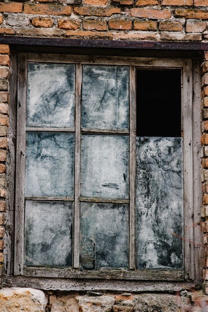 Foto altes holzfenster auf backsteinmauer.