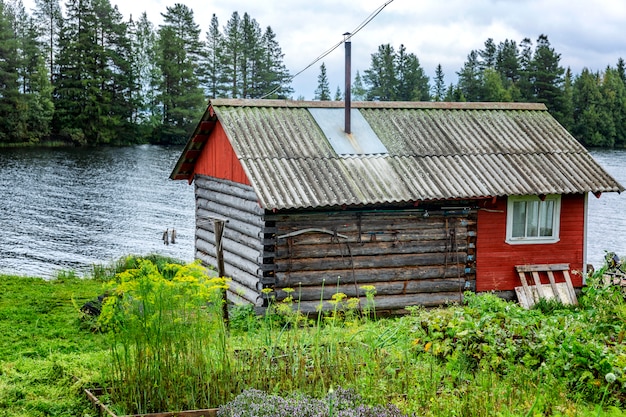 Altes Holzhaus am Fluss. Schöne Landschaft.