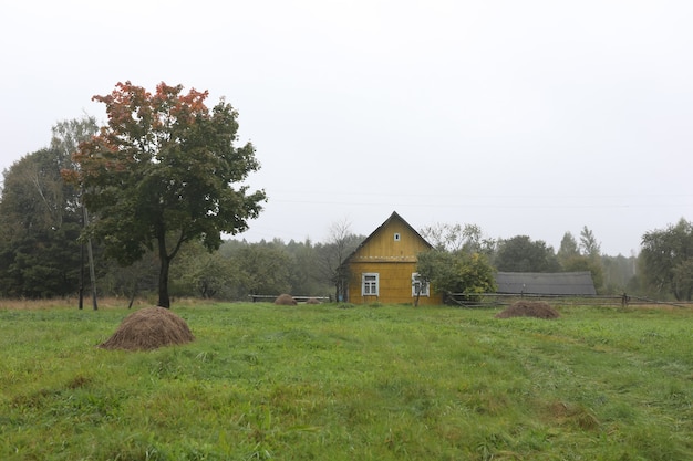 Altes Holzhaus auf dem Land in Osteuropa