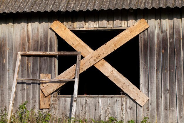 Altes Holzhaus auf dem Land