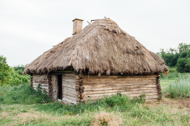 Foto altes holzhaus im berg - ukraine