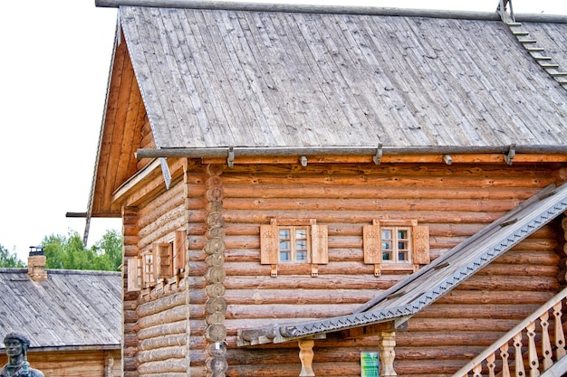 Foto altes holzhaus im dorf