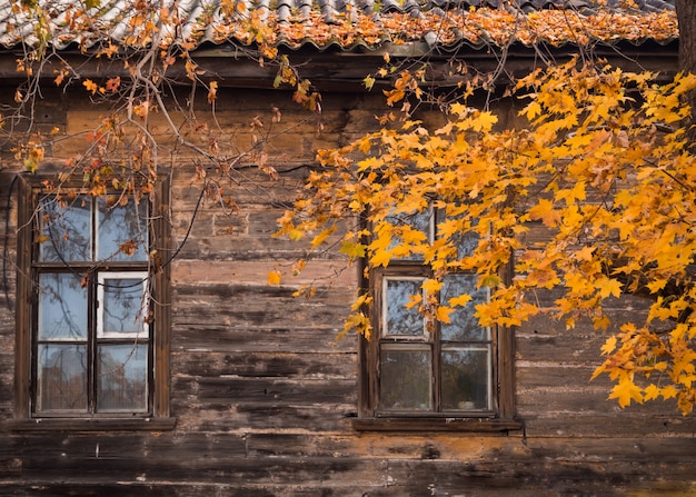 Altes Holzhaus im Herbst.