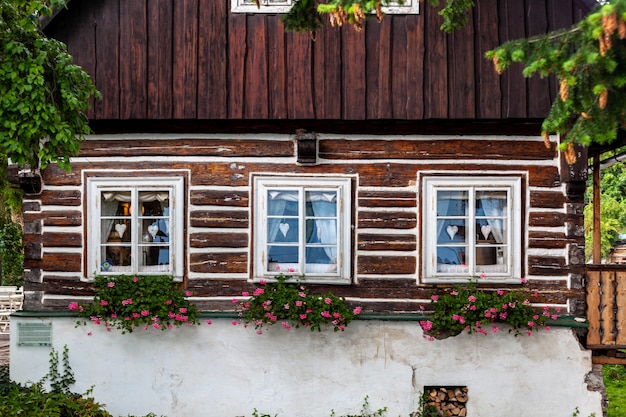 altes Holzhaus im traditionellen Stil