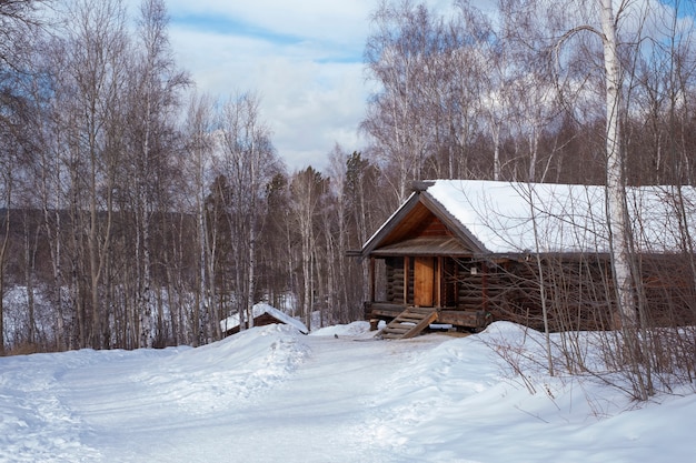 Altes Holzhaus im Wald im verschneiten Winter