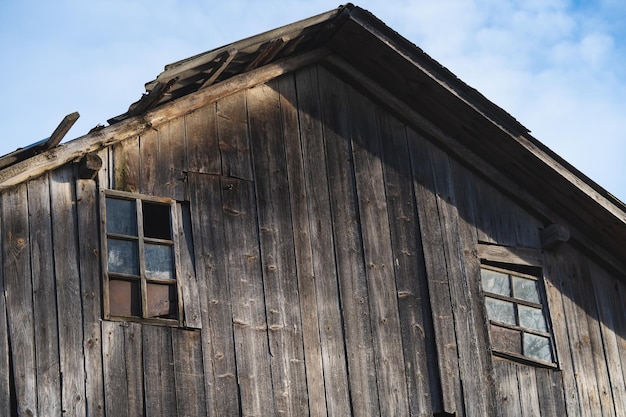 Altes Holzhaus mit Fenstern hoch in den Himmel