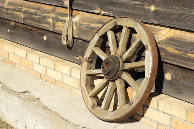 Altes Holzrad von einem Streitwagen mit Kopierraum