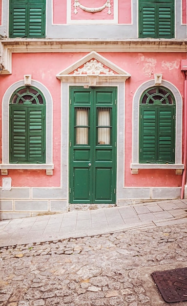 altes Holztürfenster im portugiesischen Stil