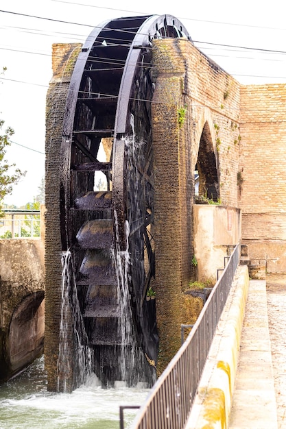 Altes industrielles Wasserrad auf einer Kanalwassermühle