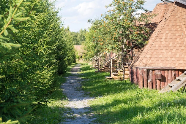 Foto altes kleines holzhaus im dorf