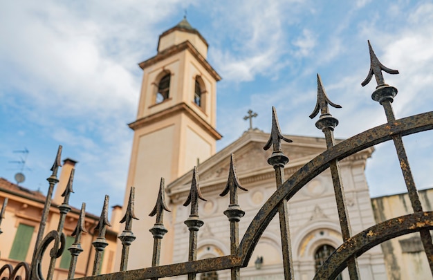 Altes kleines Kirchentordetail in Rovigo in Italien