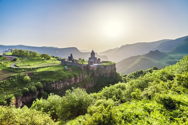 Altes Kloster in der untergehenden Sonne