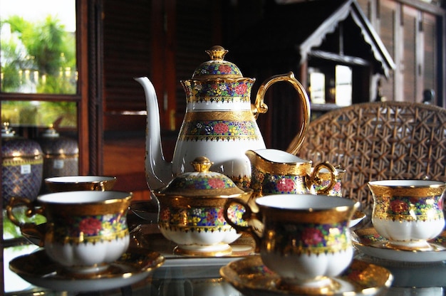 Altes Kunsthandwerk Benjarong-Set oder traditionelle bemalte thailändische Keramik Töpferwaren im antiken Stil zum Zeigen und Verkaufen für Einheimische und ausländische Reisende, die in Chiang Mai, Thailand, ausgewählt werden