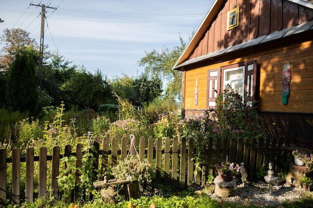 Altes Landhaus mit Garten im Licht der Strahlen der aufgehenden Sonne