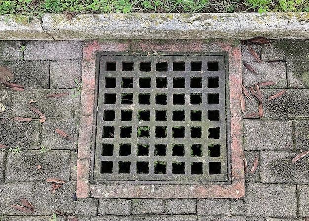 Altes Mannloch in einer Straße oder in einem Park für die Wasserableitung