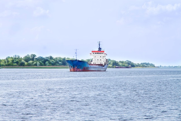 Altes Marineschiff geht auf den Fluss