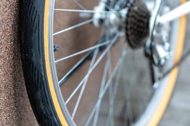 Altes Mountainbike gegen die Wand Reparatur von Retro-Fahrrädern Fahrrad als Mittel zur Erhaltung der Gesundheit Modisches Fahrrad für Teenager und Hipster Hinterrad Nahaufnahme