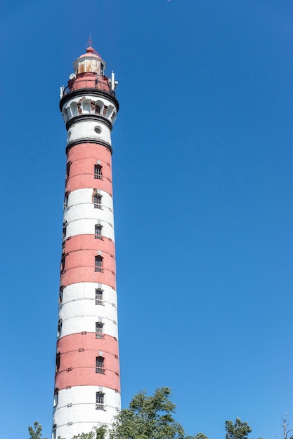 Altes Navigationsfeuer gegen den Himmel