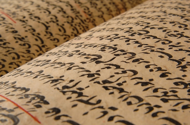 Altes offenes Buch auf Arabisch. Alte arabische Handschriften und Texte