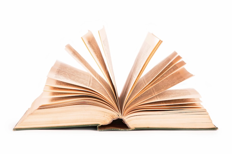 Foto altes offenes buch auf der weißen oberfläche