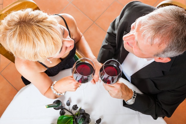 Foto altes paar beim abendessen