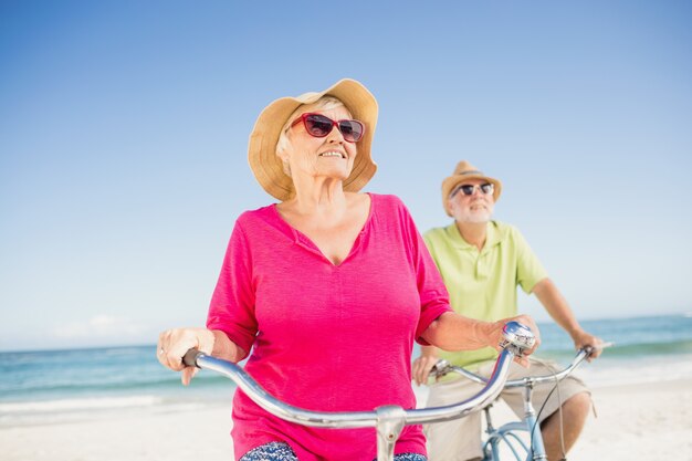 Altes Paar Fahrrad fahren