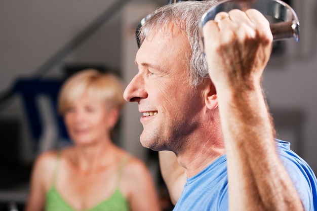 Altes Paar im Fitnessstudio trainieren