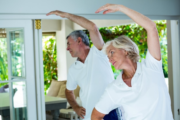 Altes Paar macht Aerobic