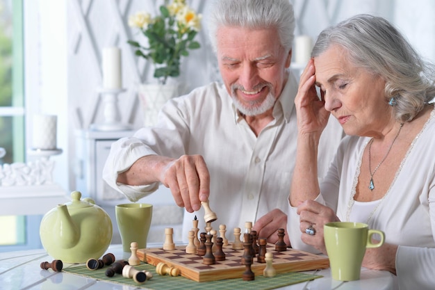 Altes Paar spielt Schach