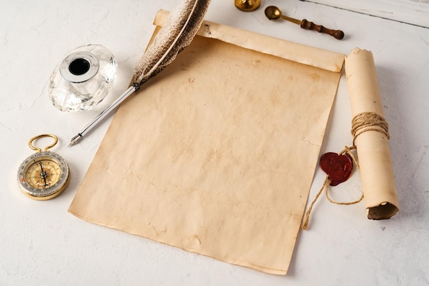 Altes Papier mit Kompass und Füllhalter oben