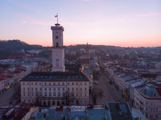 Altes Rathaus in der europäischen Stadt Sonnenaufgang über der Vogelperspektive der Stadt