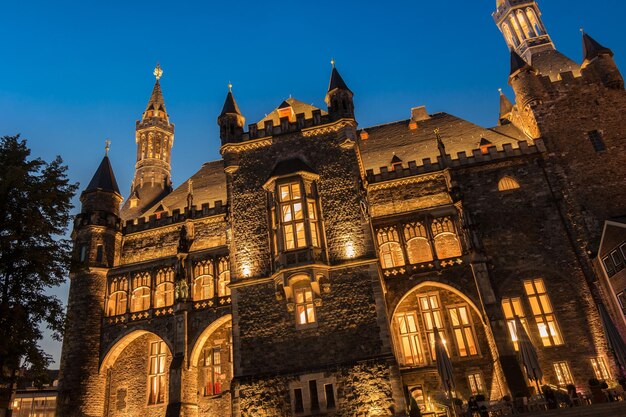 Altes Rathaus von Aachen Deutschland mit nachtblauem Himmel