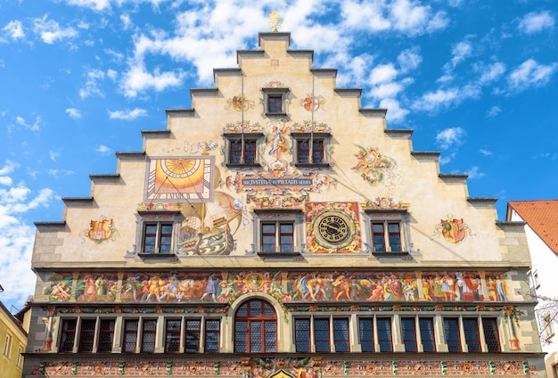 Foto altes rathaus von lindau deutschland europa vorderansicht des schönen mittelalterlichen hauses