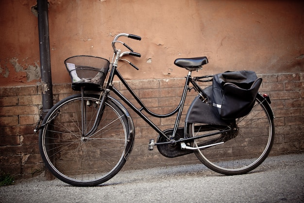 Altes Retro-Fahrrad mit Korb gegen Schmutzwand