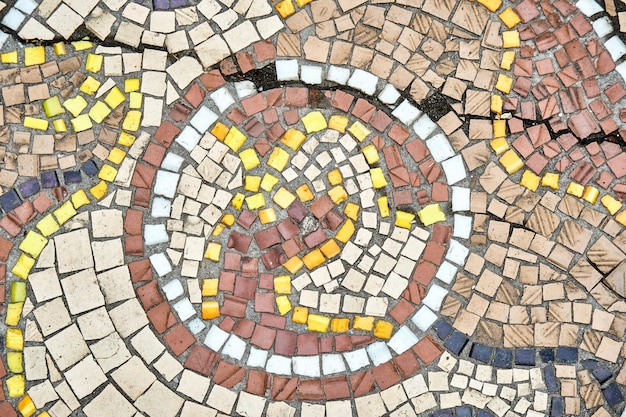 Altes rissiges Mosaik zieht die Aufmerksamkeit von Wissenschaftlern und Touristen mit seiner Haltbarkeit über Jahre hinweg auf sich