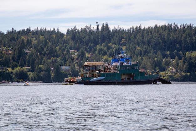 Altes rostiges Boot in Sechelt Inlet an einem sonnigen Sommertag