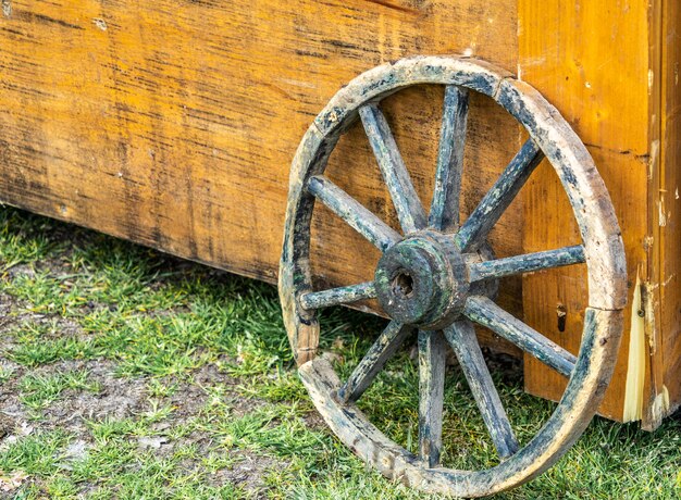 Foto altes rostiges fahrrad auf dem feld gegen die wand